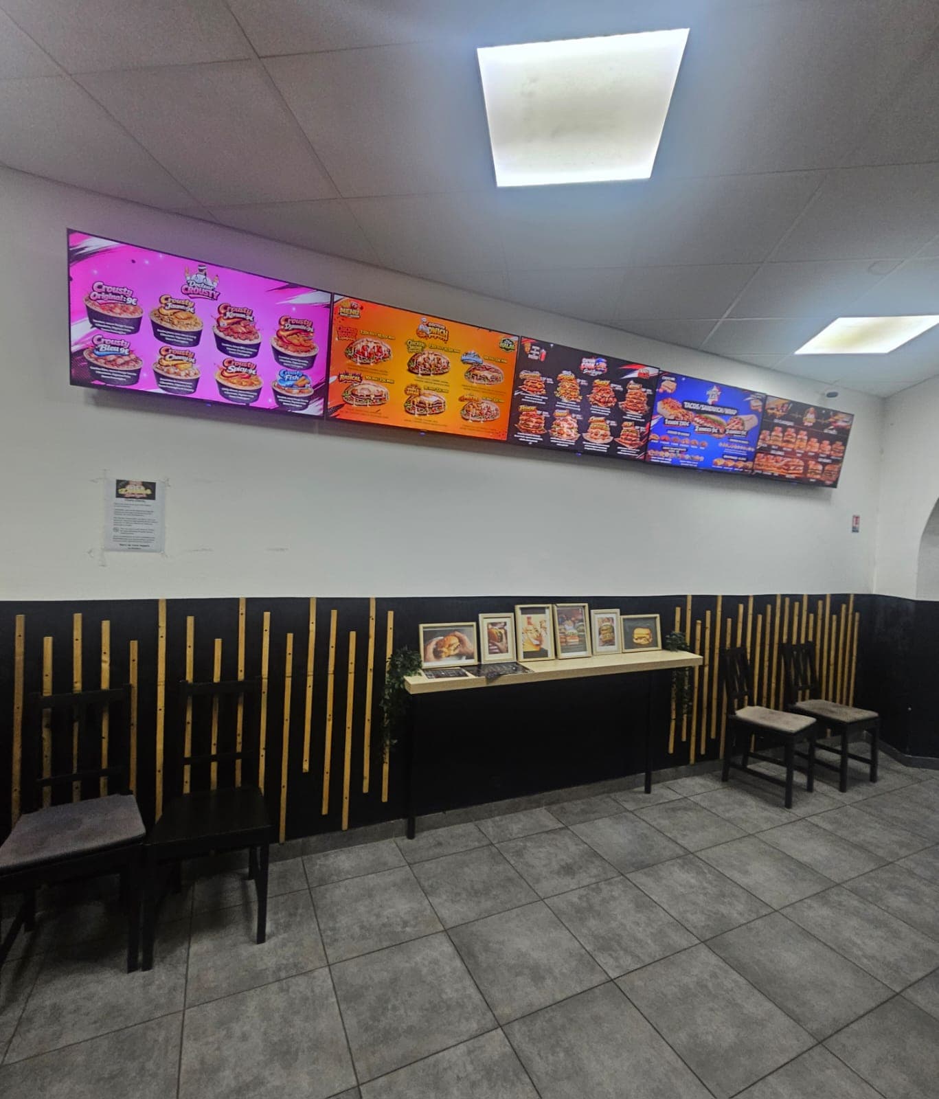 Intérieur chaleureux du snack Docteur Burger à Mulhouse
